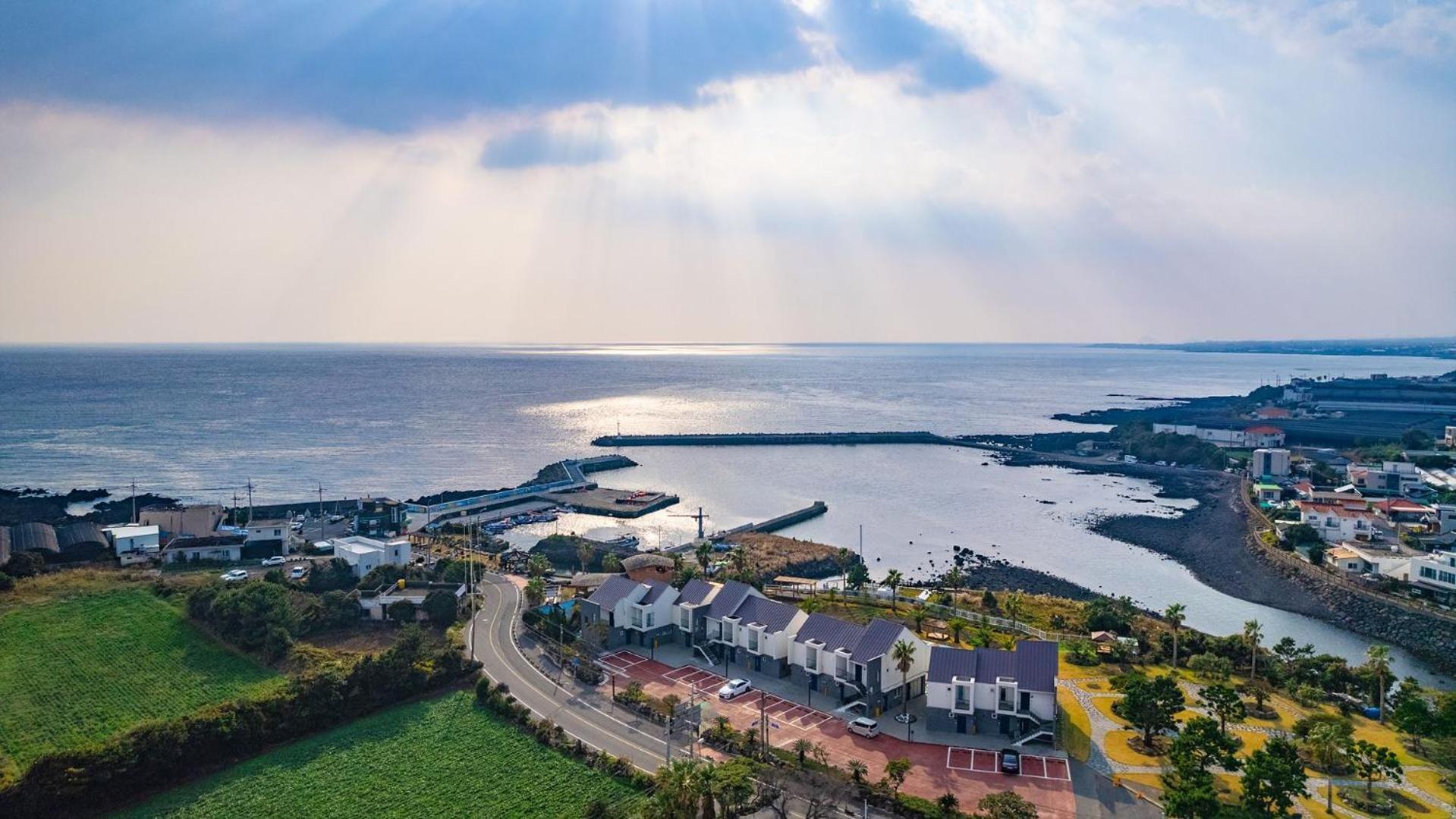 סאוגוויפו Jeju Badayeon Villa מראה חיצוני תמונה