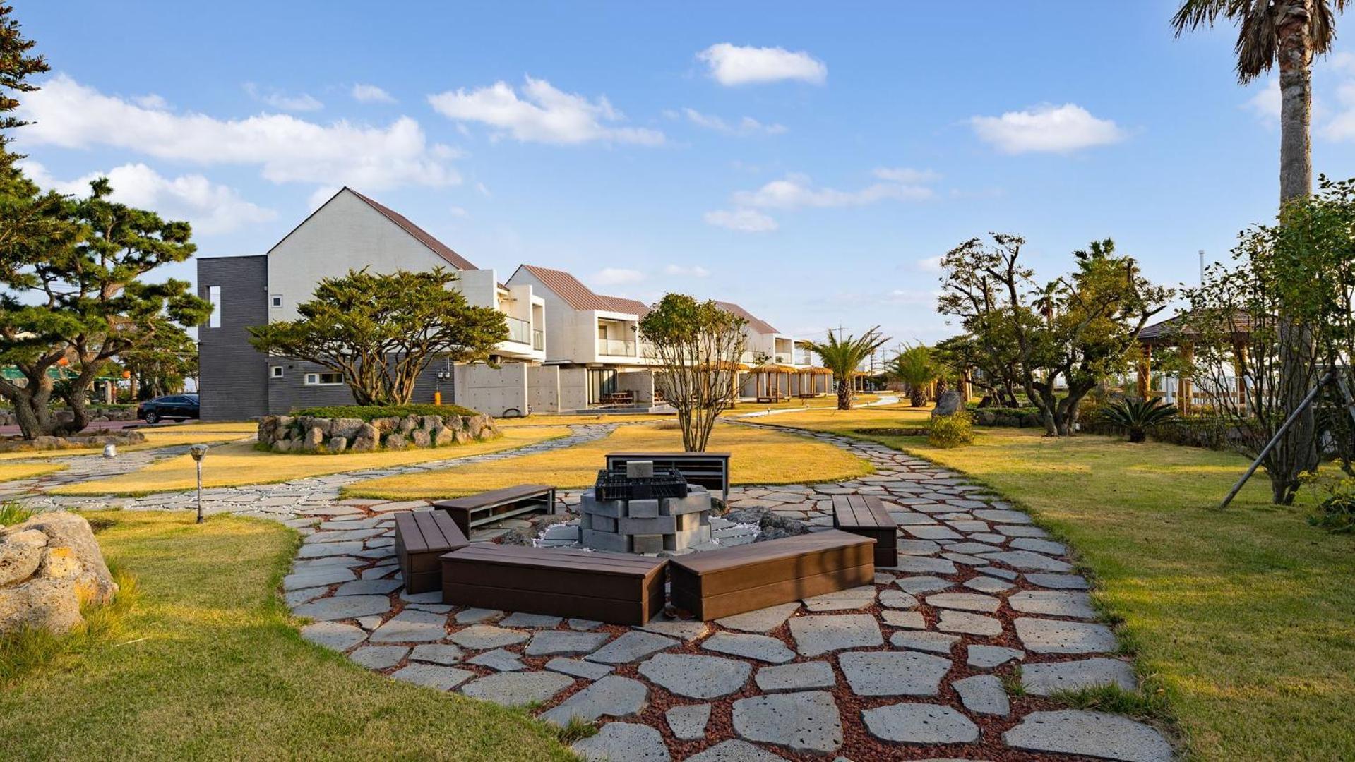 סאוגוויפו Jeju Badayeon Villa מראה חיצוני תמונה